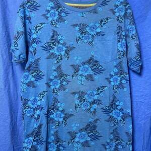 Huntington Beach Club Men's Blue Hibiscus Floral Pocket T-Shirt Size Medium